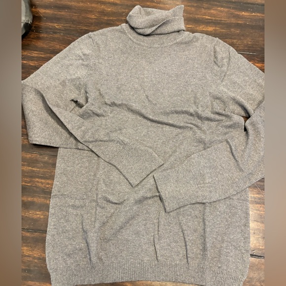 Gray ultra Fine Turtleneck Sweater NWT - Picture 3 of 4